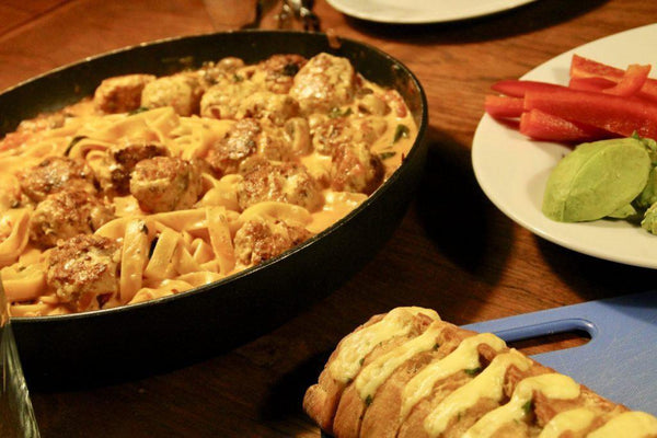 One pot pasta med kyllingekødboller-Det Glade Køkken